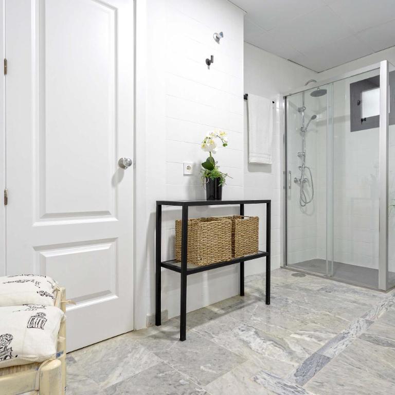 Genteel Home Plaza de las Tendillas - Three-Bedroom Apartment - 17