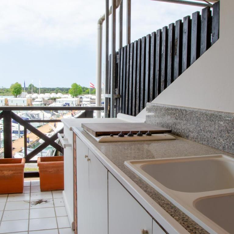 Welc-ōM Lignano swim and fun with dock view - Three-Bedroom Apartment with Harbor View - 12