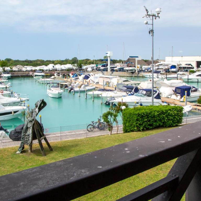 Welc-ōM Lignano swim and fun with dock view - Three-Bedroom Apartment with Harbor View - 11