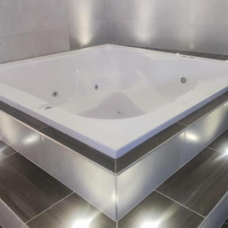 Hotel California Medellin - Habitación con cama grande y bañera de hidromasaje - 6