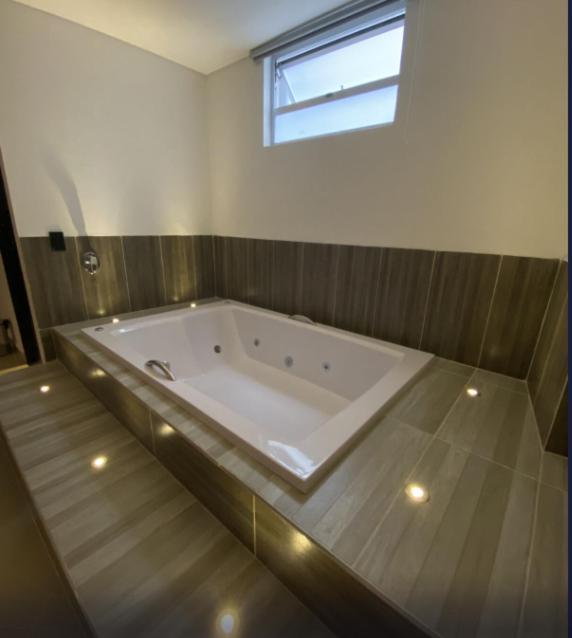 Hotel California Medellin - Habitación con cama grande y bañera de hidromasaje - 5