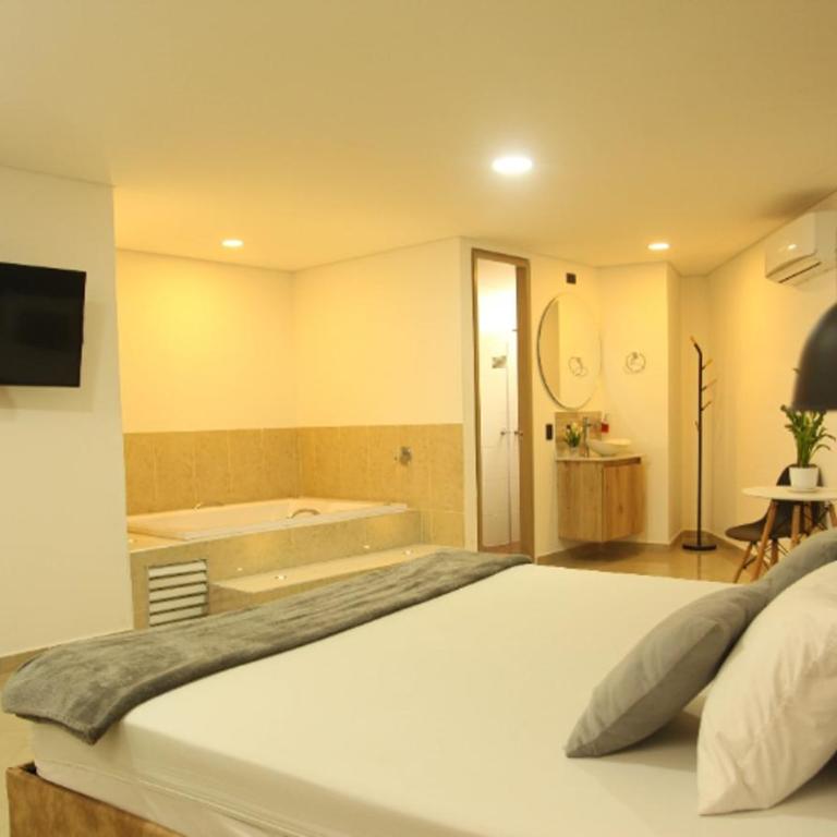Hotel California Medellin - Habitación con cama grande y bañera de hidromasaje - 8