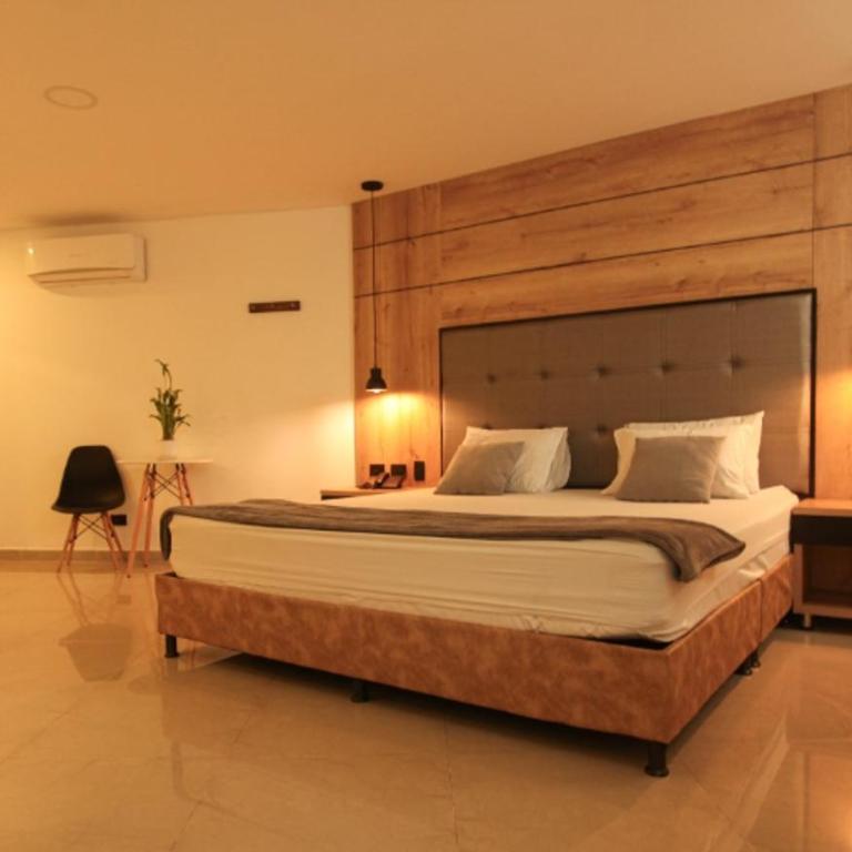 Hotel California Medellin - Habitación con cama grande y bañera de hidromasaje - 3