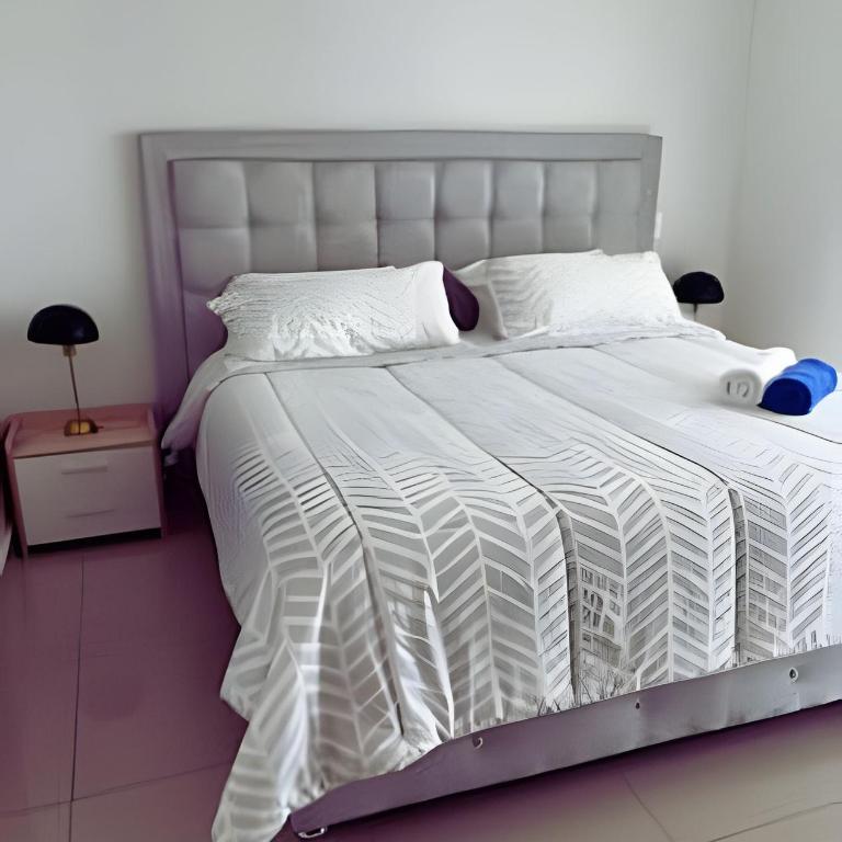 Chic Apartment Near It All - One-Bedroom Apartment with Balcony and Sea View - 3