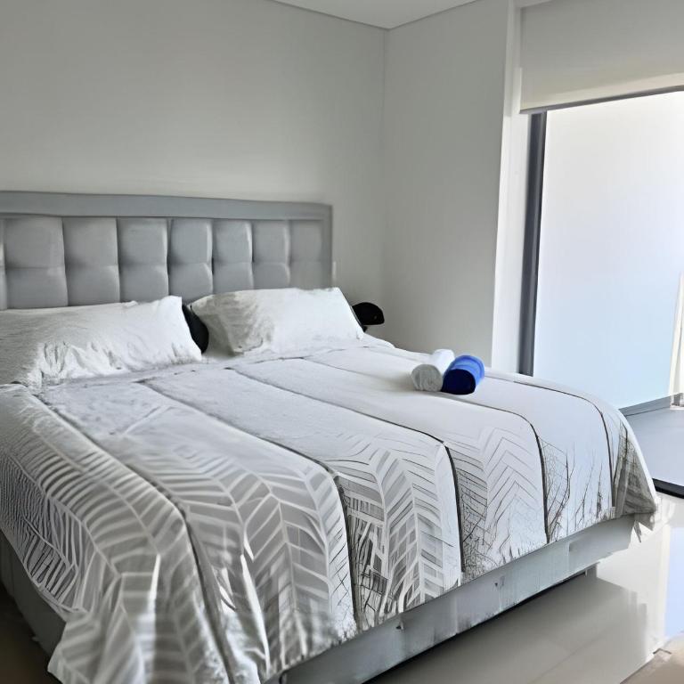 Chic Apartment Near It All - One-Bedroom Apartment with Balcony and Sea View - 6