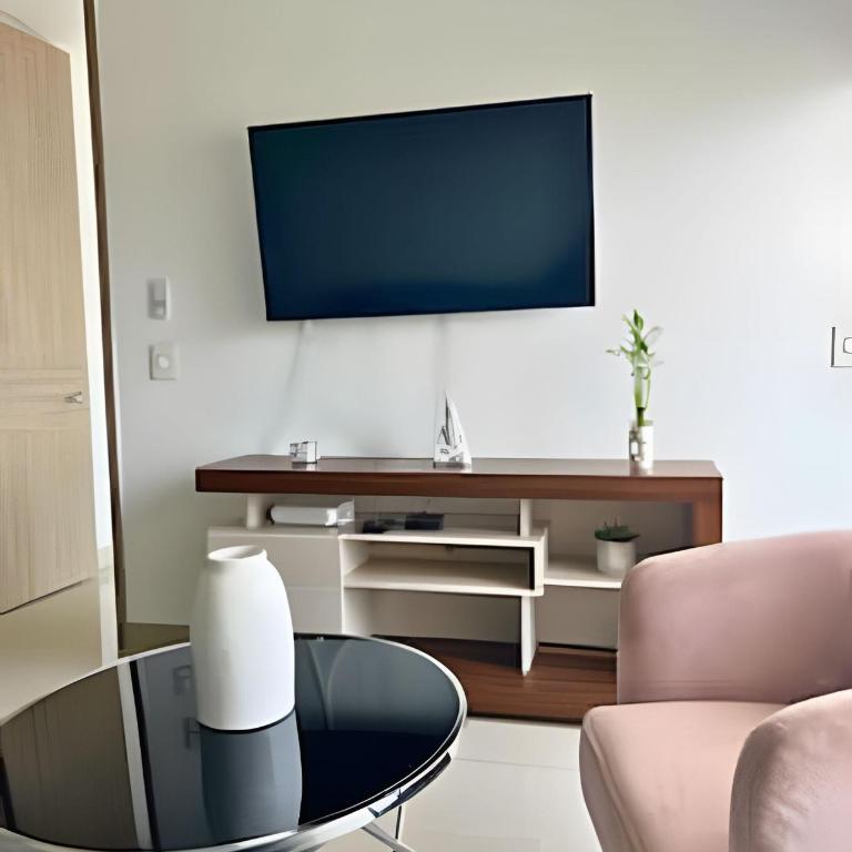 Chic Apartment Near It All - One-Bedroom Apartment with Balcony and Sea View - 19
