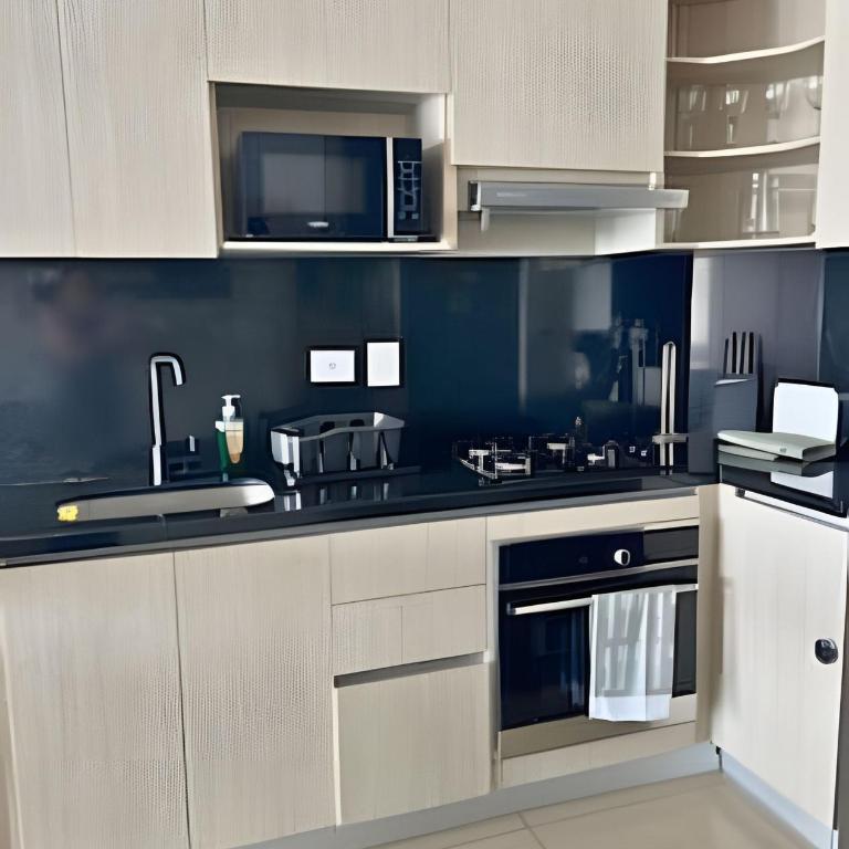 Chic Apartment Near It All - One-Bedroom Apartment with Balcony and Sea View - 53