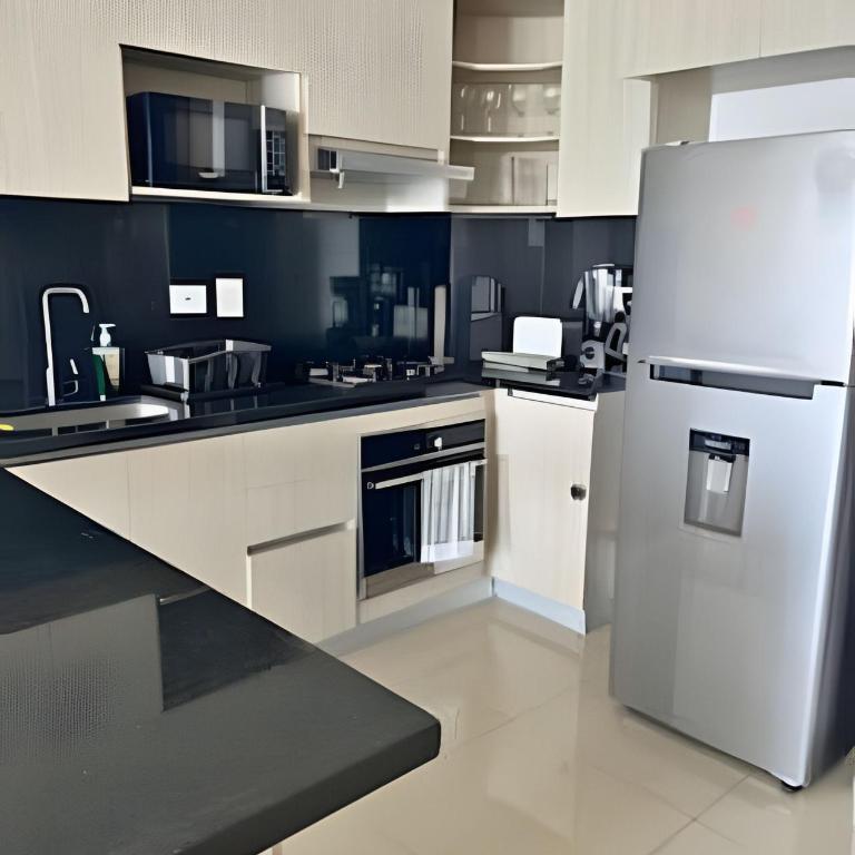 Chic Apartment Near It All - One-Bedroom Apartment with Balcony and Sea View - 54