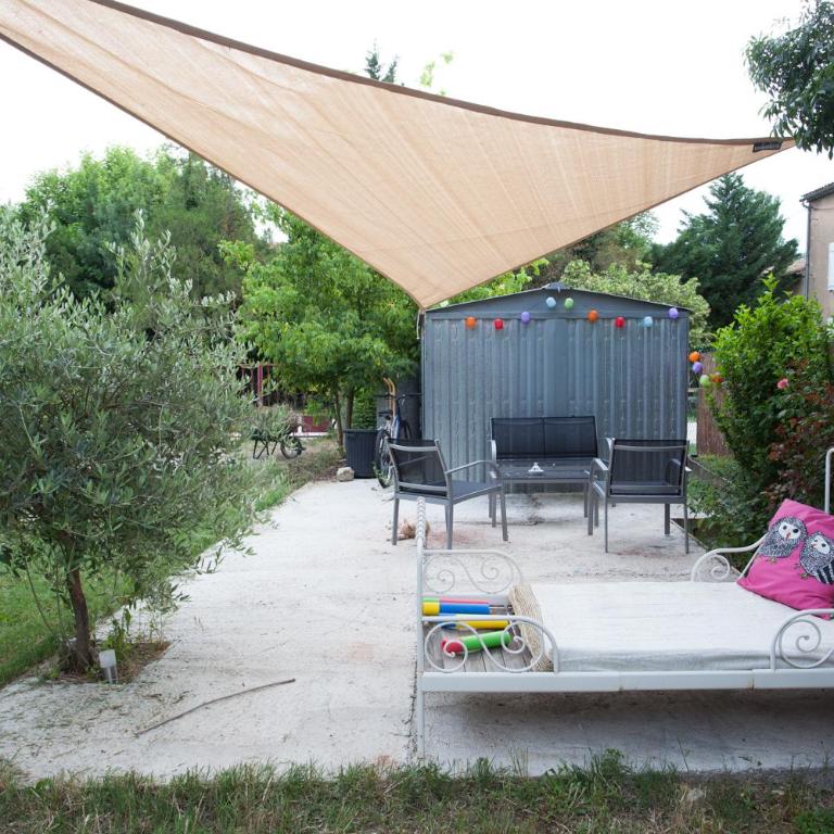 Maison dans un coin de verdure proche de la Sorgue - Three-Bedroom House - 10