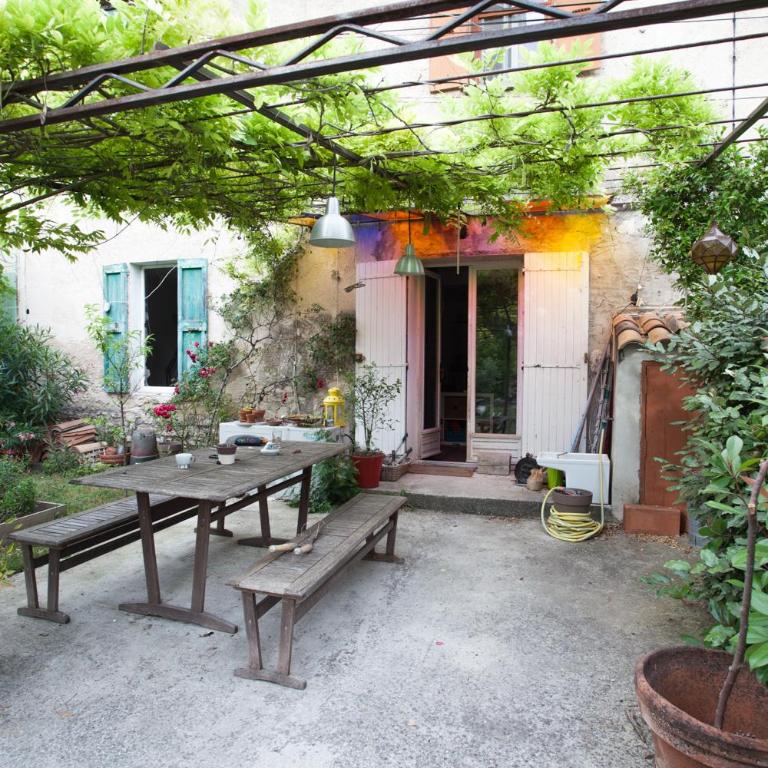 Maison dans un coin de verdure proche de la Sorgue - Three-Bedroom House - 11