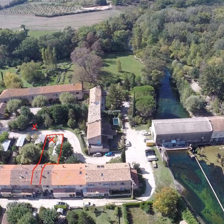 Maison dans un coin de verdure proche de la Sorgue - Three-Bedroom House - 12