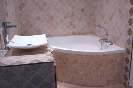 Spacieux 4 pièces entièrement climatisé - Appartement 1 Chambre - 9