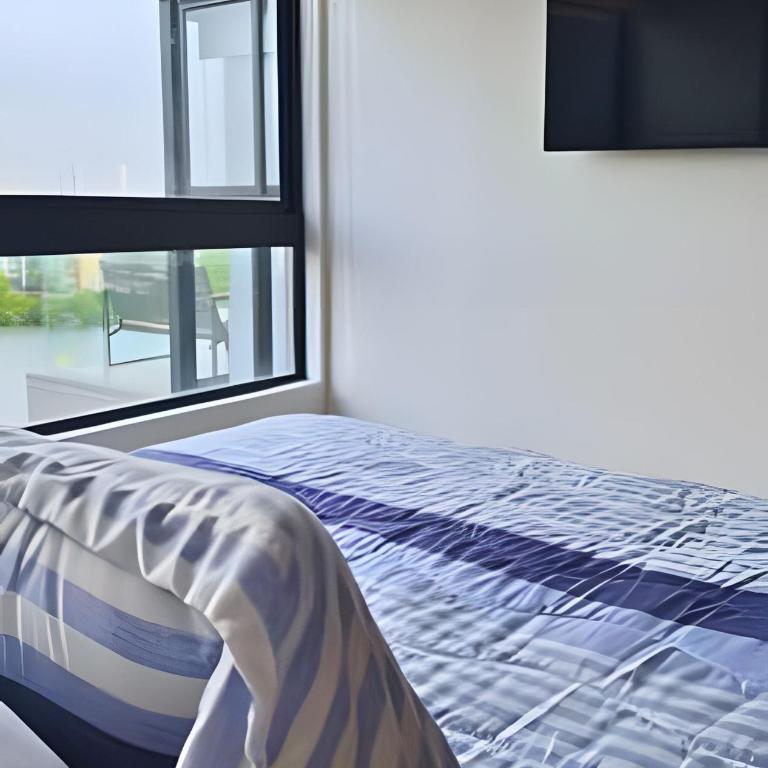 New Gem, 2B, 4 blocks from Center Amazing Views - Two-Bedroom Apartment with Bay View - 4