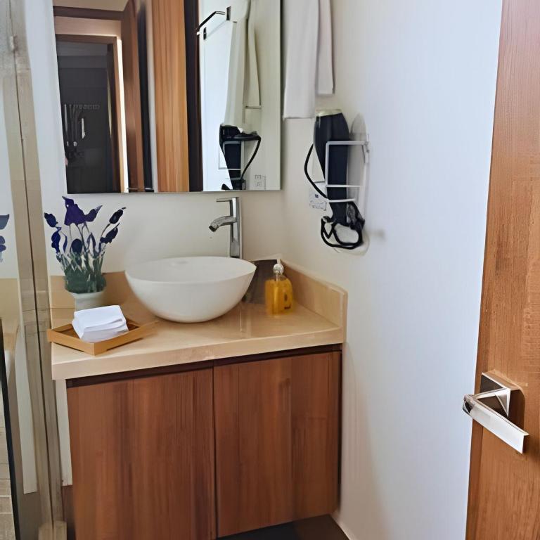 New Gem, 2B, 4 blocks from Center Amazing Views - Two-Bedroom Apartment with Bay View - 26