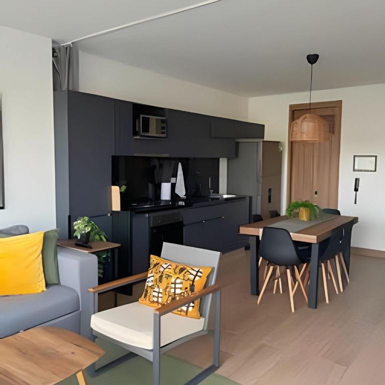 New Gem, 2B, 4 blocks from Center Amazing Views - Two-Bedroom Apartment with Bay View - 28