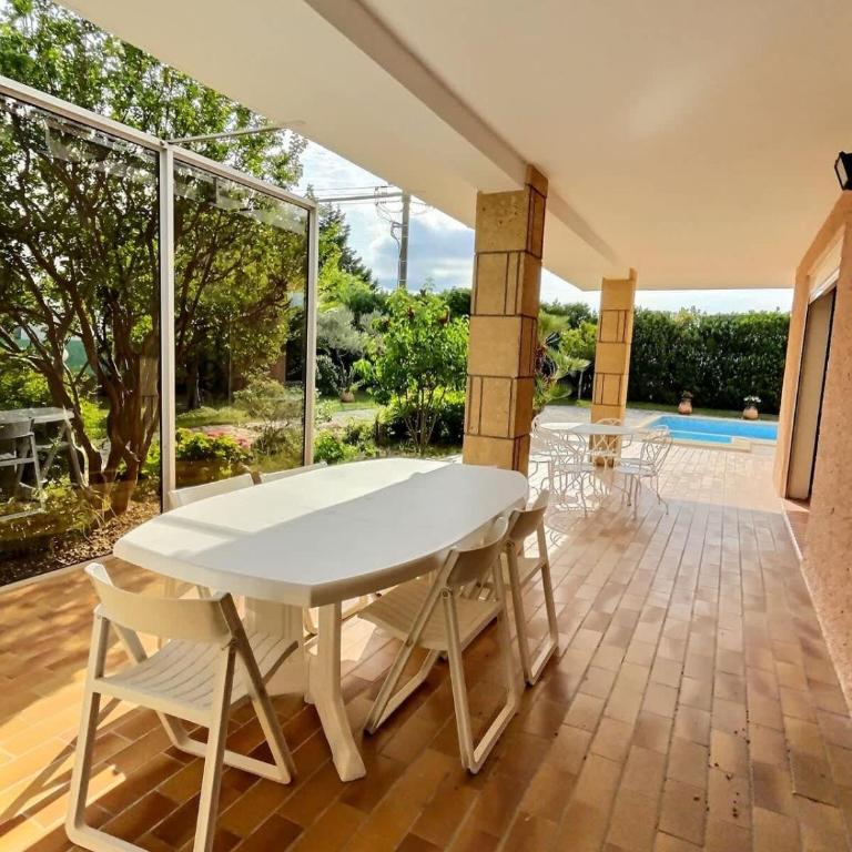 Splendide maison pour 10 personnes avec piscine privée et grands espaces ! - Ferienhaus - 24