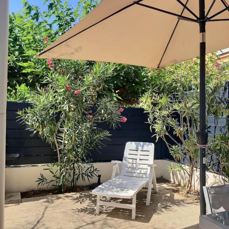 Agréable pavillon avec grande terrasse pour 6 personnes - Maison de Vacances - 13