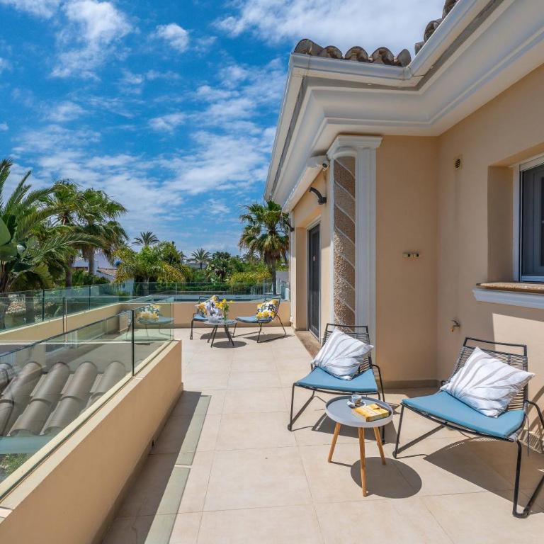 Beachfront Villa with Sea Views & Private Pool - Villa - 4