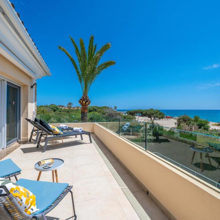 Beachfront Villa with Sea Views & Private Pool - Villa - 7