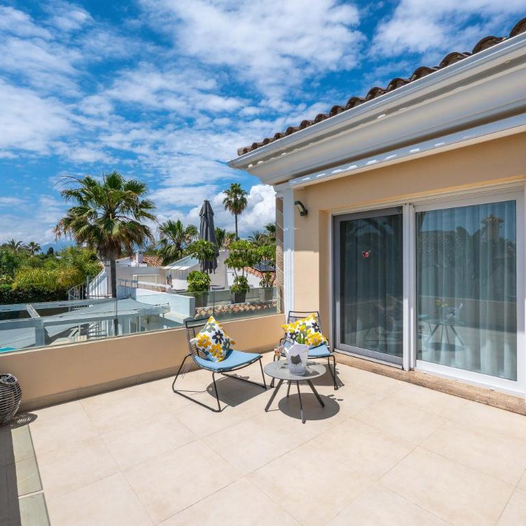 Beachfront Villa with Sea Views & Private Pool - Villa - 9