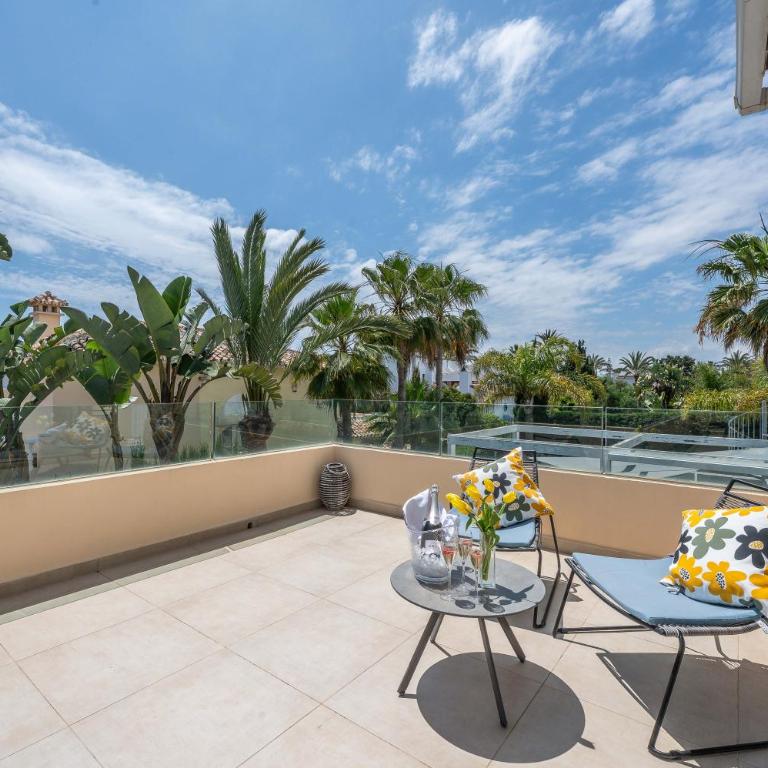 Beachfront Villa with Sea Views & Private Pool - Villa - 16