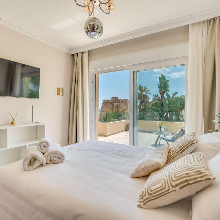 Beachfront Villa with Sea Views & Private Pool - Villa - 22