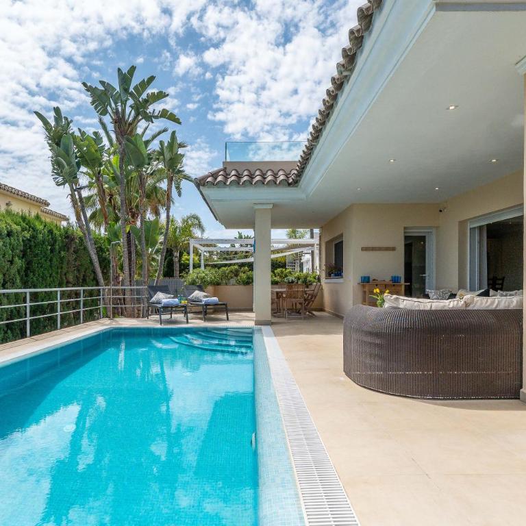Beachfront Villa with Sea Views & Private Pool - Villa - 25