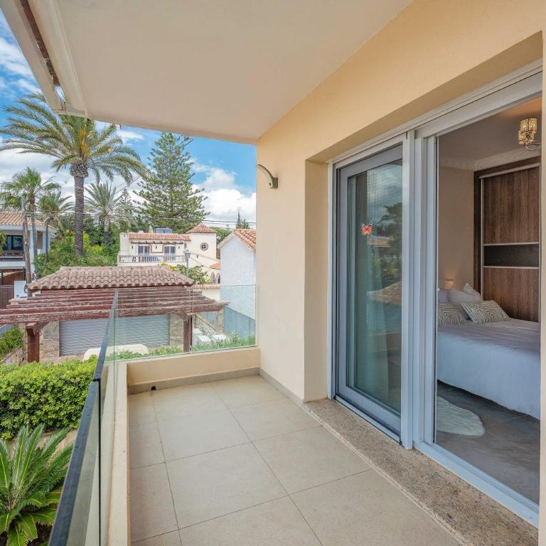 Beachfront Villa with Sea Views & Private Pool - Villa - 28
