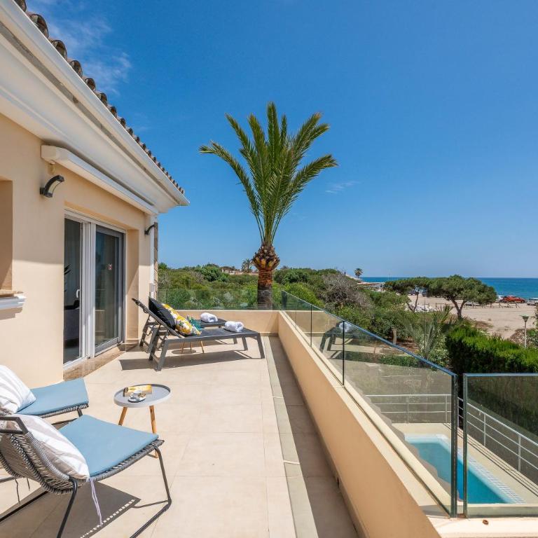 Beachfront Villa with Sea Views & Private Pool - Villa - 1
