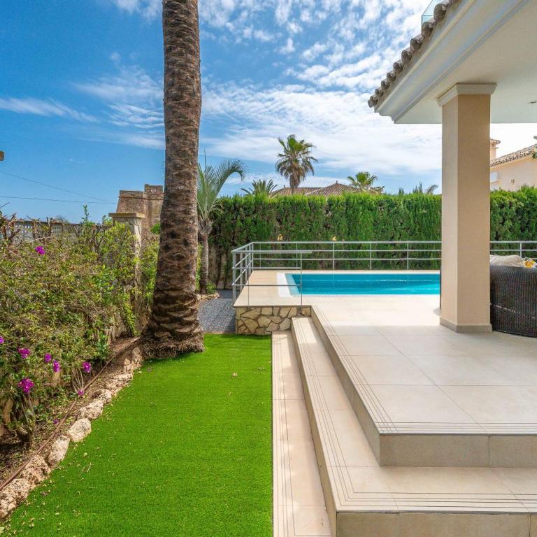 Beachfront Villa with Sea Views & Private Pool - Villa - 35