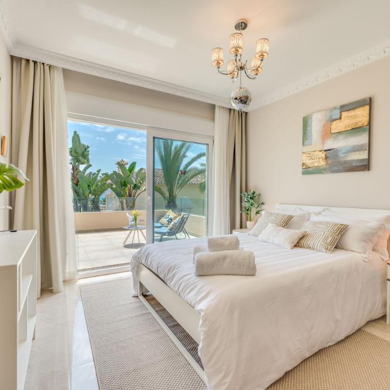 Beachfront Villa with Sea Views & Private Pool - Villa - 37