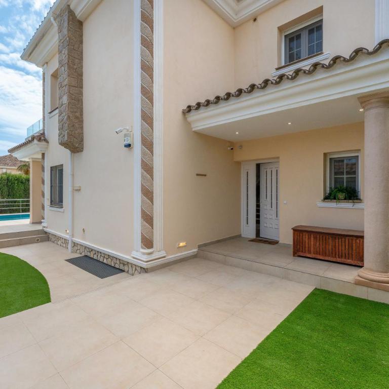 Beachfront Villa with Sea Views & Private Pool - Villa - 50