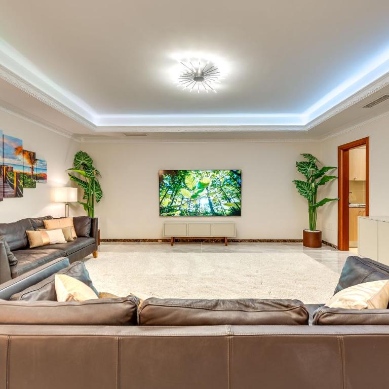 Beachfront Villa with Sea Views & Private Pool - Villa - 48
