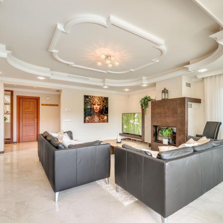 Beachfront Villa with Sea Views & Private Pool - Villa - 49