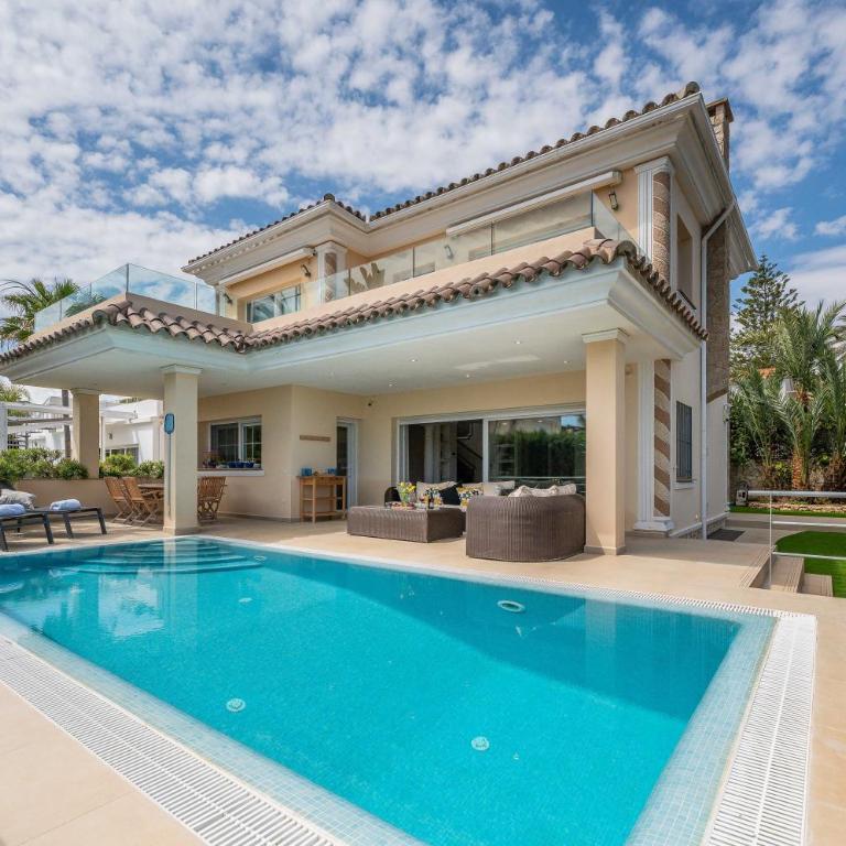 Beachfront Villa with Sea Views & Private Pool - Villa - 57
