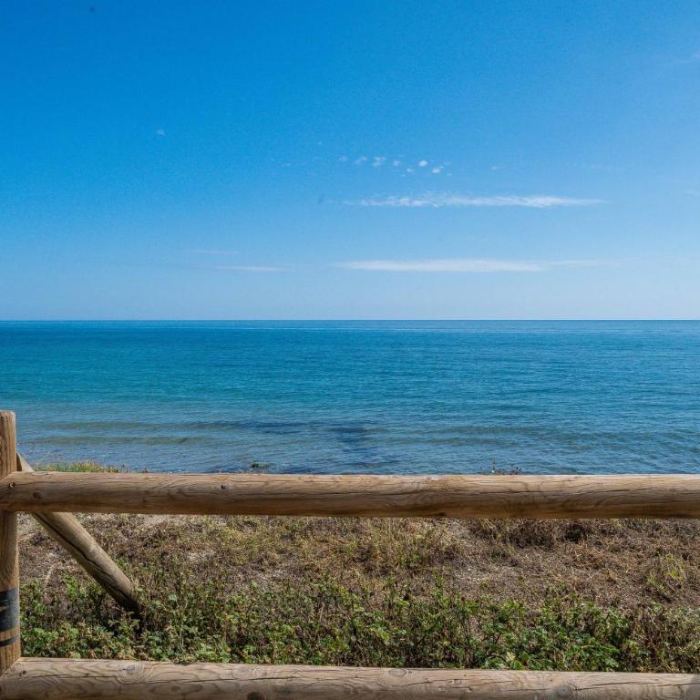 Beachfront Villa with Sea Views & Private Pool - Villa - 64