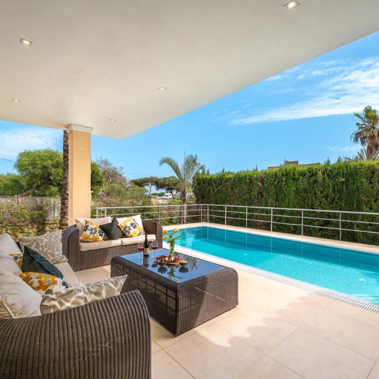 Beachfront Villa with Sea Views & Private Pool - Villa - 65