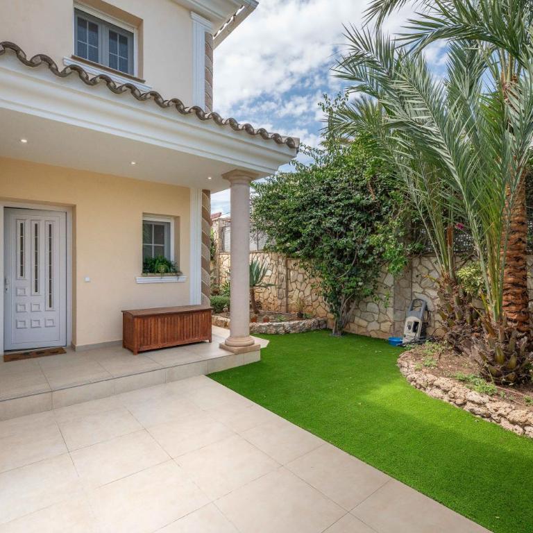 Beachfront Villa with Sea Views & Private Pool - Villa - 76