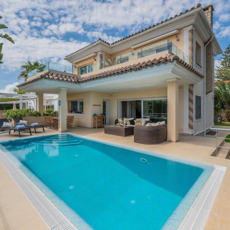 Beachfront Villa with Sea Views & Private Pool - Villa - 84