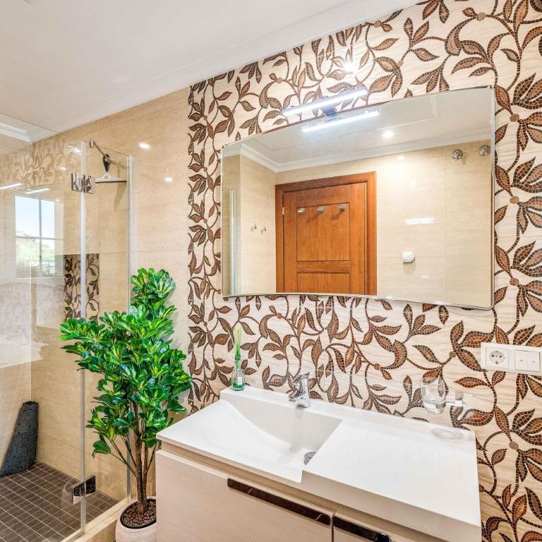Beachfront Villa with Sea Views & Private Pool - Villa - 71