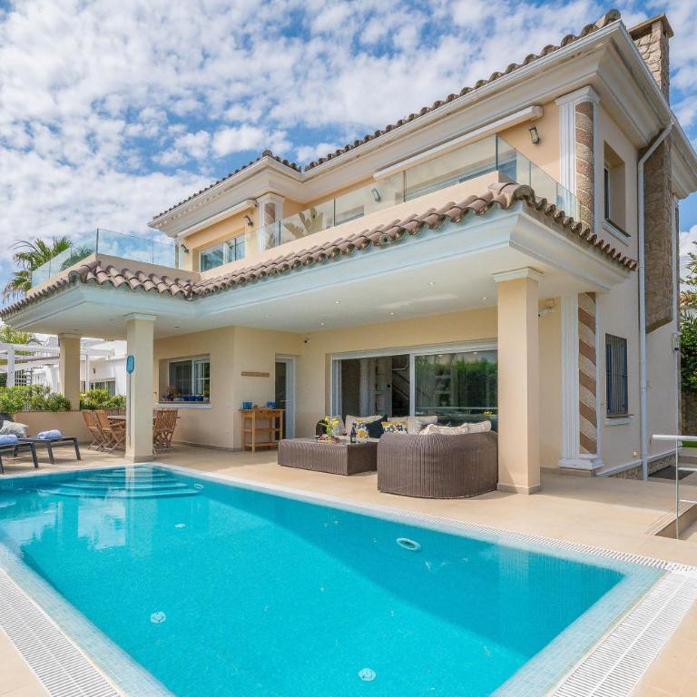 Beachfront Villa with Sea Views & Private Pool - Villa - 73