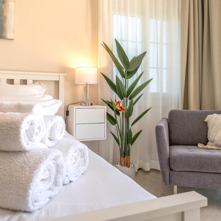 Beachfront Villa with Sea Views & Private Pool - Villa - 70