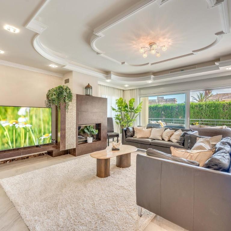 Beachfront Villa with Sea Views & Private Pool - Villa - 80