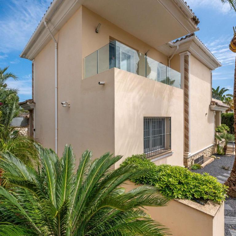 Beachfront Villa with Sea Views & Private Pool - Villa - 92