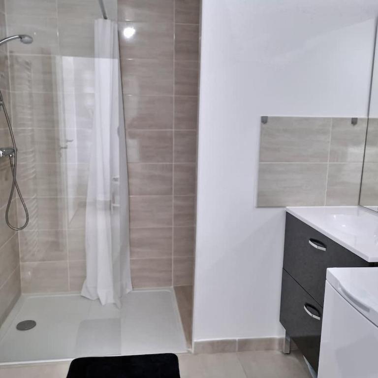 Appartement climatisé, moderne avec terrasses à 500m de la mer - Appartement - 6