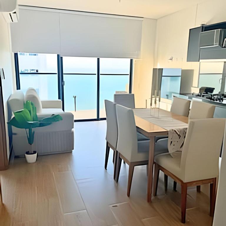 Stuning view to Walled city & Beach, King size bed - Two-Bedroom Apartment with Terrace and Sea View - 15
