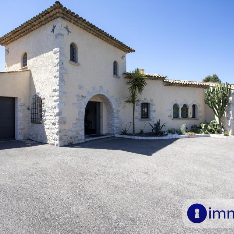 Air-conditioned villa with pool and garden - Villa - 2