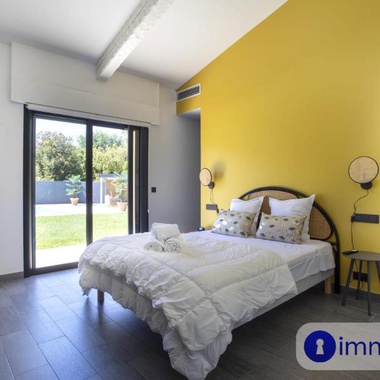 Air-conditioned villa with pool and garden - Villa - 43
