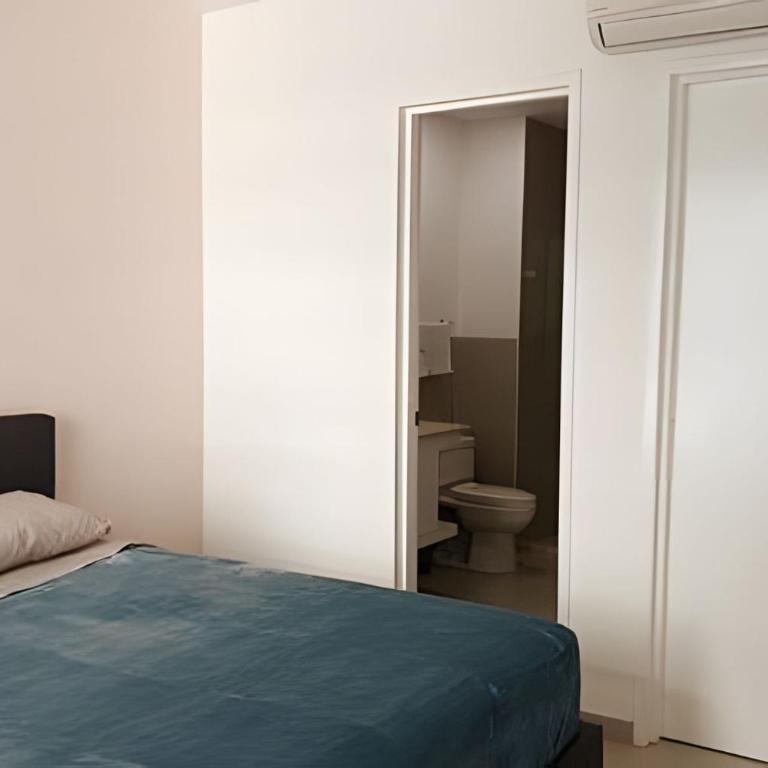 “Beautiful Apt with King Bed & Beach Access” - One-Bedroom Apartment with Balcony and Sea View - 4