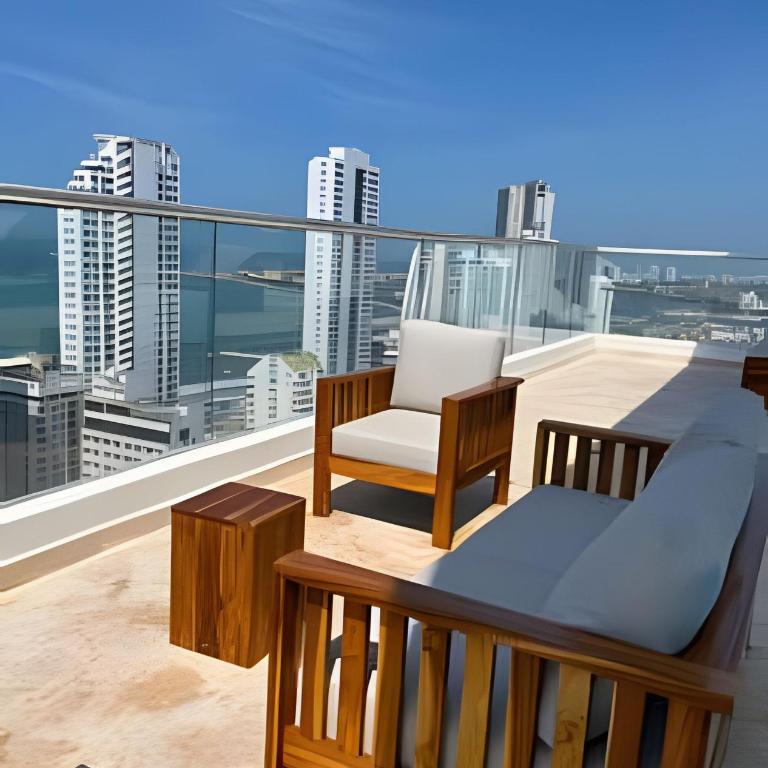 Charming Loft near the Beach - Deluxe One-Bedroom Apartment - 43